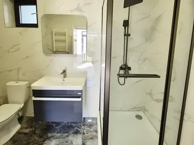Casa de inchiriere Balotești Ilfov baie cu cabina de dus