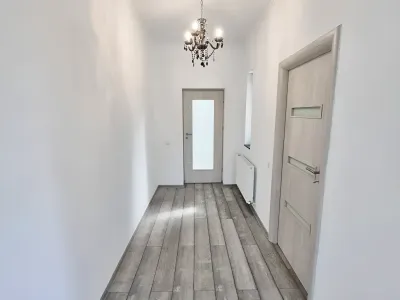 Casa de inchiriere Balotești Ilfov hol lung cu candelabru