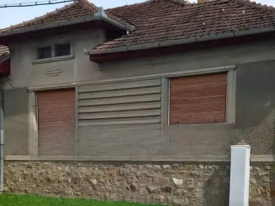 Fatada casa de vanzare Beiuș Bihor zid caramida acoperis