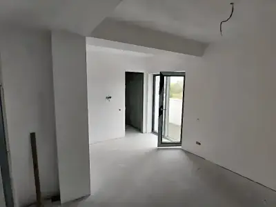 Interior casa de vanzare in Bragadiru Ilfov usa si fereastra