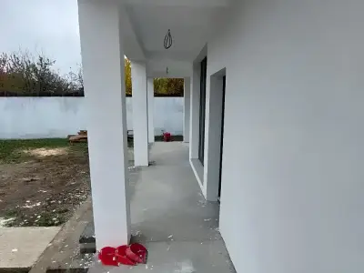 Casa de vanzare in Bragadiru Ilfov cu pantofi la intrare