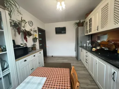 bucatarie anexa cu masa si scaune casa vanzare Buftea Ilfov