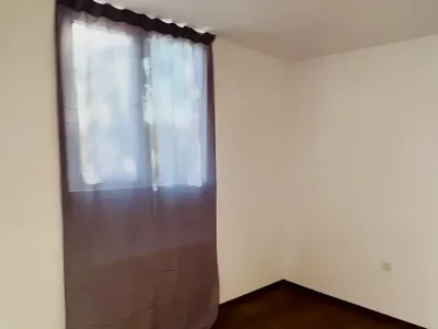 dormitor luminos cu draperii casa de inchiriat Corbeanca Ilfov