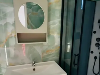 baie moderna cu dus sticla casa de inchiriat Corbeanca Ilfov