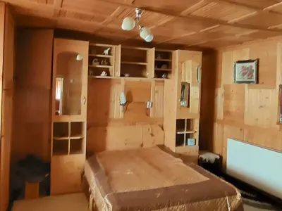 Dormitor mansarda casa vanzare cumparare Corbi Arges lemn