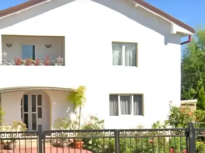fatada casa alba cu gard negru de vanzare cumparare Craiova Dolj