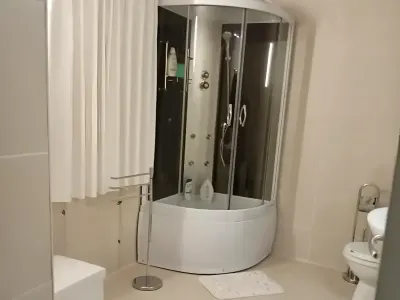baie moderna cu dus si toaleta casa vanzare cumparare Craiova Dolj