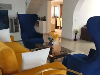 living cu canapele galbene casa de vanzare cumparare Craiova Dolj
