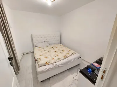 Vanzare casa Crevedia Dambovita dormitor luminos