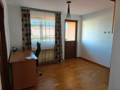 Cameră nemobilată cu birou casă de închiriat Crivina Prahova