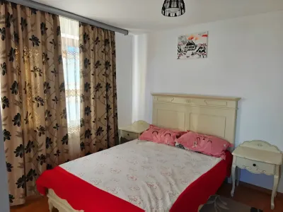 Dormitor luminos cu noptiere casă de închiriat Crivina Prahova