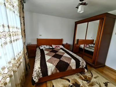 Dormitor mobilat cu oglindă casă de închiriat Crivina Prahova