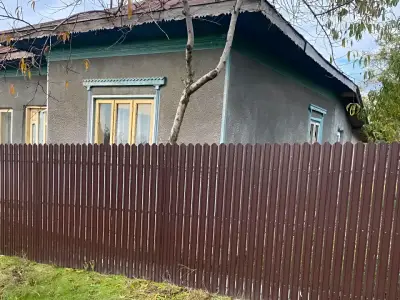 Casa de vanzare cu gard maro si fatada gri in Faurei Calarasi