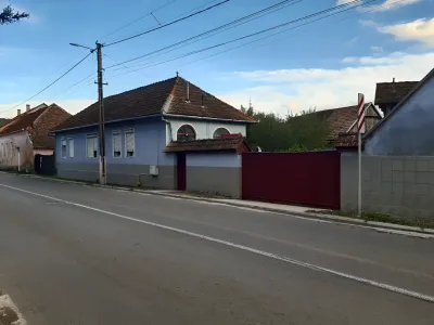 fatada la drum cu gard casa vanzare cumparare Homorod Brasov