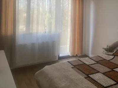 dormitor luminos cu perdele si balcon casa vanzare Jilava Ilfov