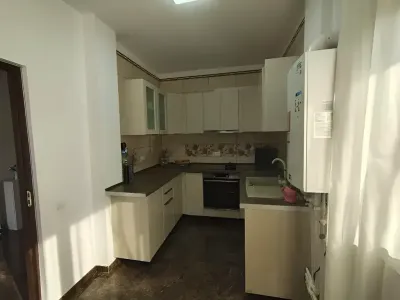 bucatarie moderna cu dulapuri albe casa vanzare Jilava Ilfov
