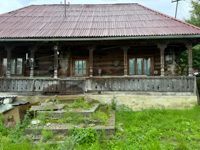 fațadă din lemn casă vânzare cumpărare Nănești Maramureș