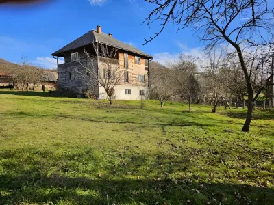 teren cu iarba si casa vanzare cumparare Nănești Maramureș
