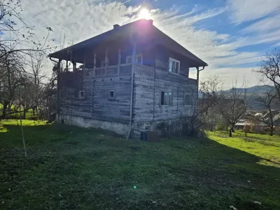 casa lemn pe camp verde vanzare cumparare Nănești Maramureș