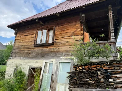 curte și casă din lemn vânzare cumpărare Nănești Maramureș