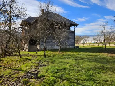 hambar vechi pe teren casa vanzare cumparare Nănești Maramureș