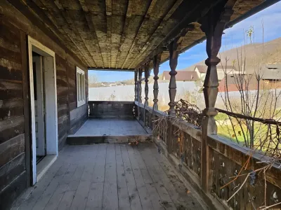 veranda si prispa lemn casa vanzare cumparare Nănești Maramureș