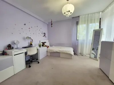 dormitor luminos cu oglindă casa vanzare cumparare Otopeni Ilfov