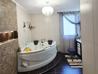 baie spațioasă cu cadă casa vanzare cumparare Otopeni Ilfov