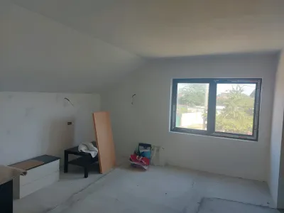 camera luminoasa cu fereastra casa vanzare Păulești Prahova