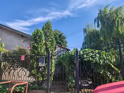 Vanzare casa Ploiesti Prahova fatada cu poarta si masina