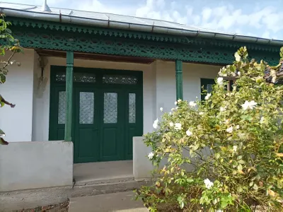 Casa vanzare cumparare Romanu Brăila cu usa si acoperis verde