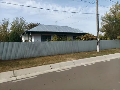 Casa vanzare cumparare Romanu Brăila fatada cu gard metalic