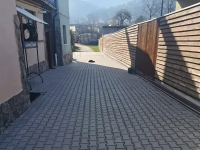 poarta acces si alee curte casa vanzare cumparare Săcele Brașov