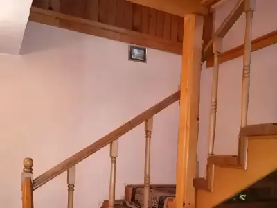 Interior casa de vanzare Stâlpeni Argeș scara lemn