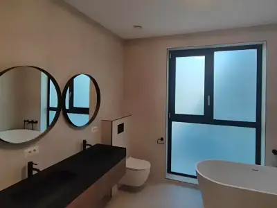 Baie matrimoniala spatioasa casa vanzare in Voluntari Ilfov