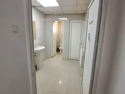 Baie si vestiar in hala de inchiriat din Afumati Ilfov