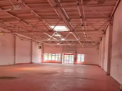 Hala de inchiriat Afumati Ilfov spatiu mare cu multe ferestre