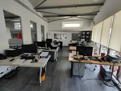 Vanzare hala Afumati Ilfov birou modern cu computere