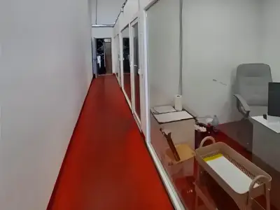 Hol lung cu covor rosu in hala de inchiriat Afumati Ilfov