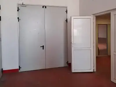 Inchiriere hala Afumati Ilfov usi mari si podea rosie
