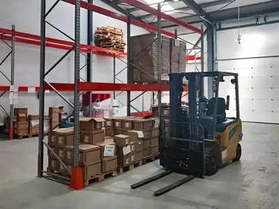 Hala de vanzare Chiajna Ilfov cu stivuitor si marfuri
