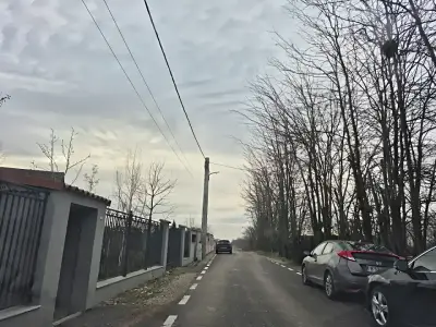 Teren de vanzare Balotești Ilfov strada cu masini parcate