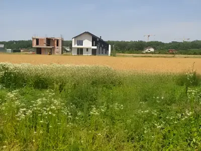 Teren intravilan cu verdeata si casa in Balotesti Ilfov