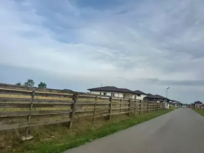 Teren de vanzare Balotești Ilfov cu gard lemn si drum
