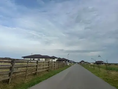 Teren de vanzare Balotești Ilfov cu drum si case vecine