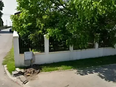 Teren de vanzare-cumparare Balotești Ilfov gard alb si copac