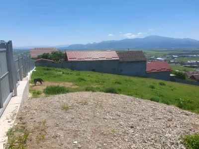 Teren vanzare cumparare Codlea Brașov câmp de iarbă cu gard
