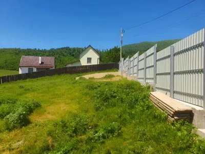 Teren vanzare cumparare Codlea Brașov cu deal și casă în fundal
