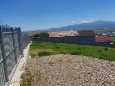 Teren vanzare cumparare Codlea Brașov clădire în fundal