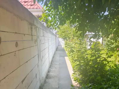 Teren vanzare cumparare drum acces cu zid alb in Galati